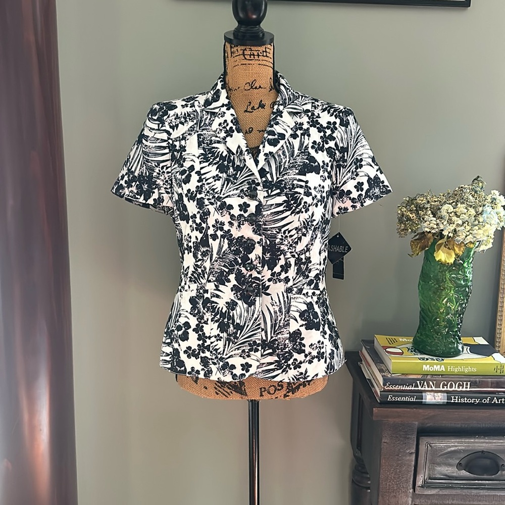 Emily floral jacket. Size 8. NWT.